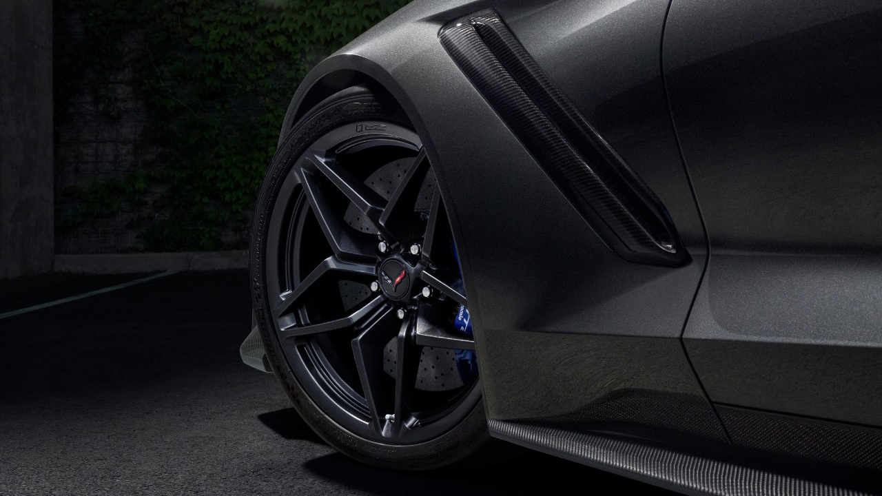 message-editor%2F1510517368120-2019-chevrolet-corvette-zr1-005.jpg