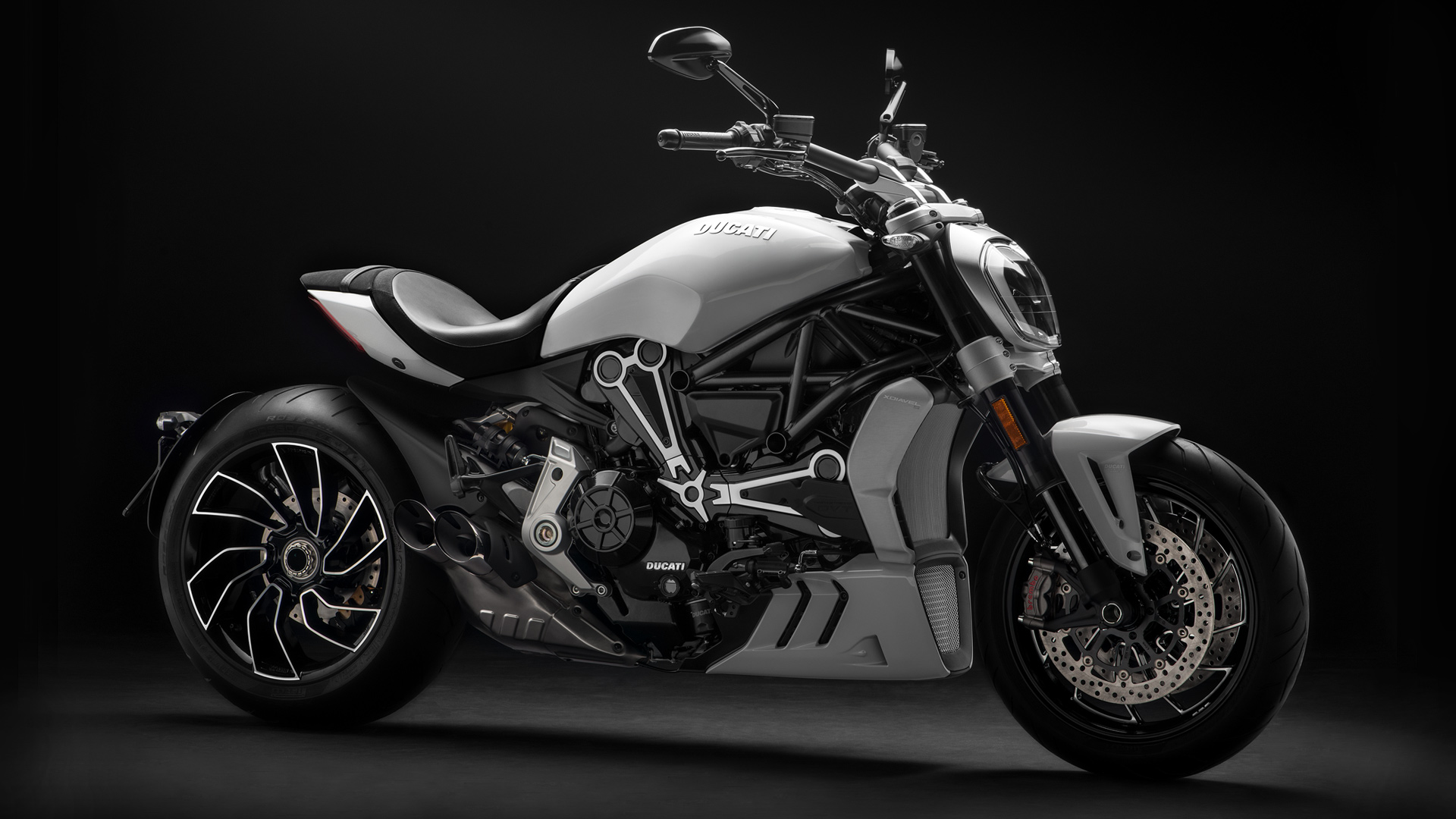 message-editor%2F1510801119540-xdiavel-s-my18-white-24-slider-gallery-1920x1080.jpg