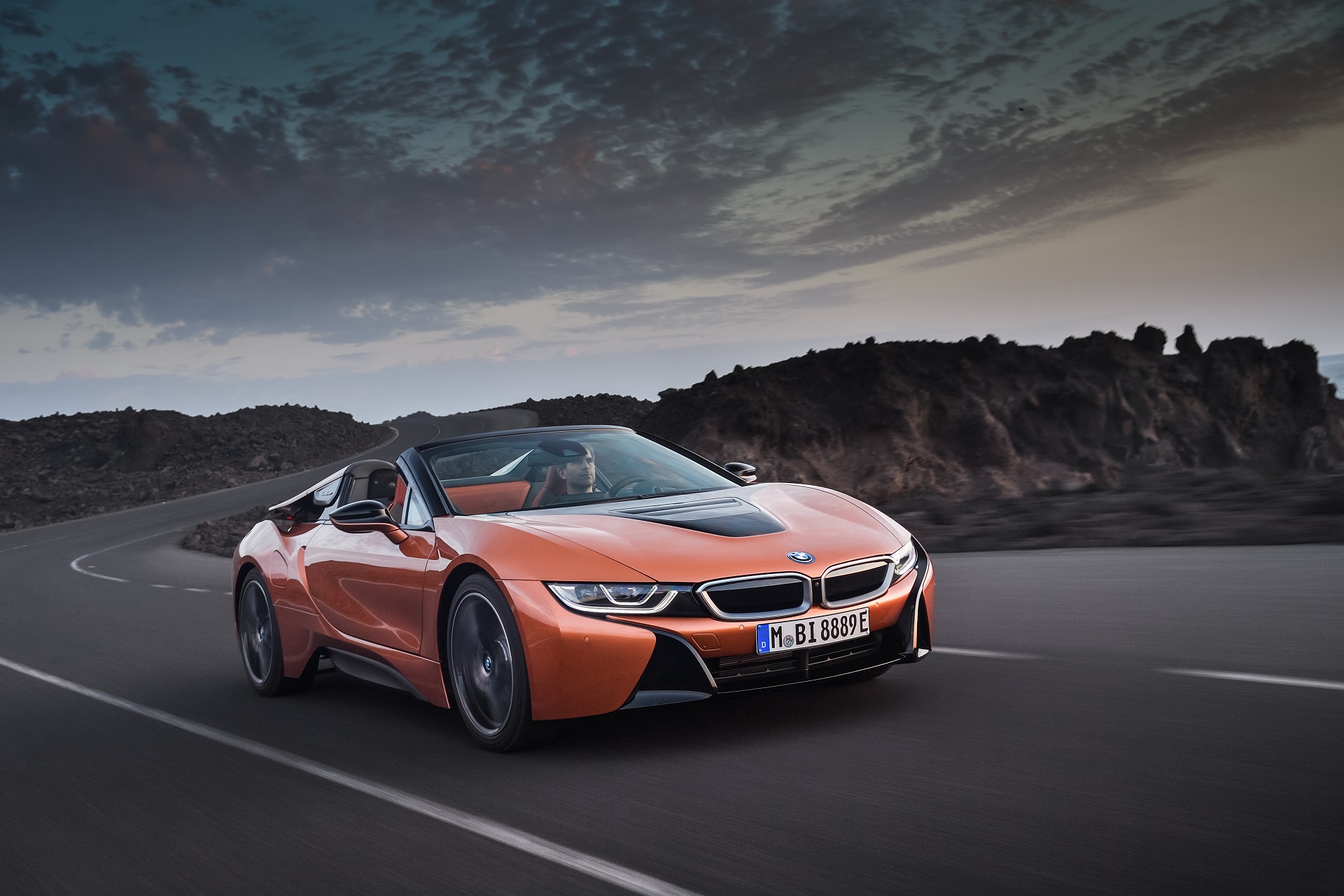 message-editor%2F1511986293096-p90285379_highres_the-new-bmw-i8-roads.jpg