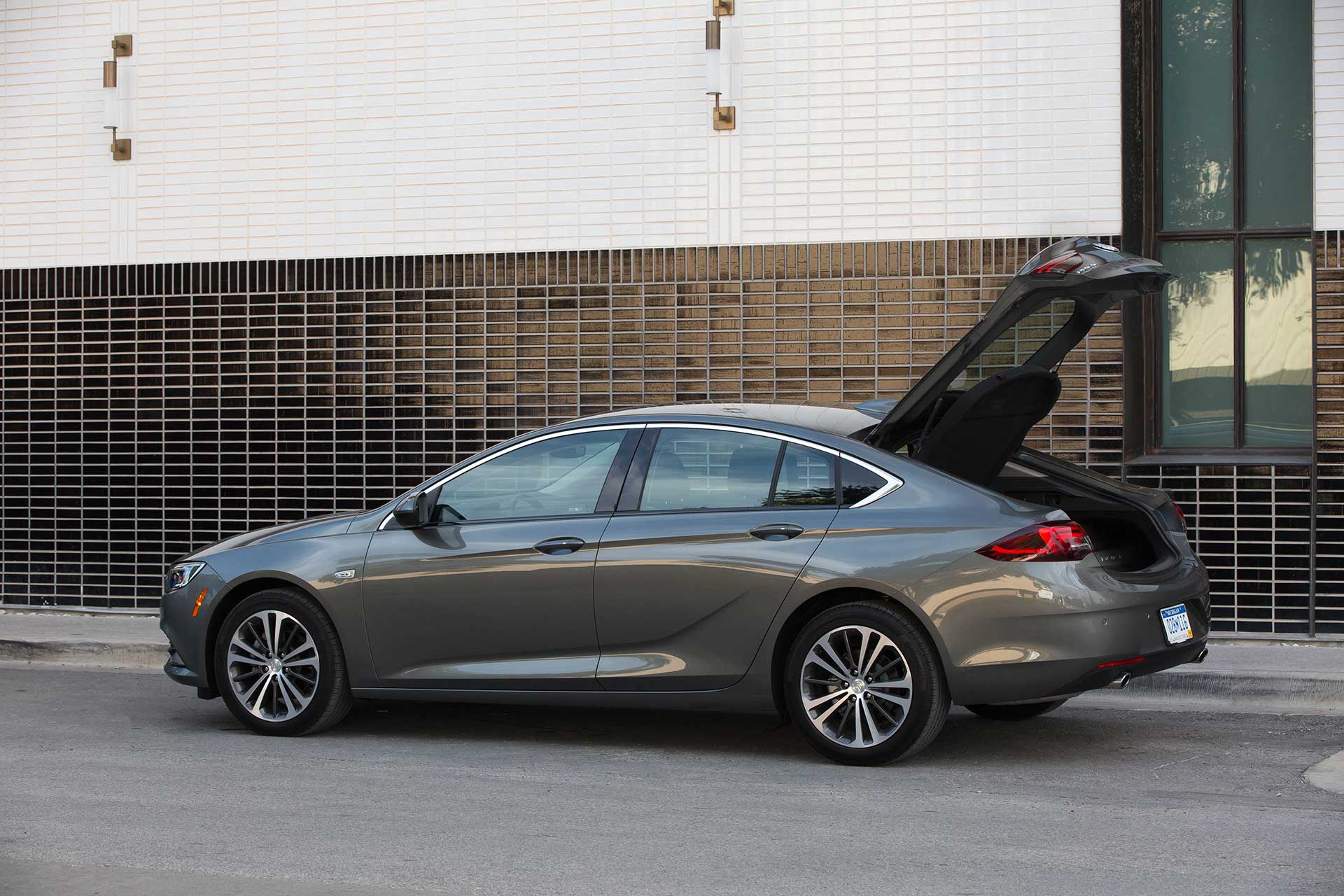 message-editor%2F1516306932633-2018-buick-regal-sportback-060.jpg