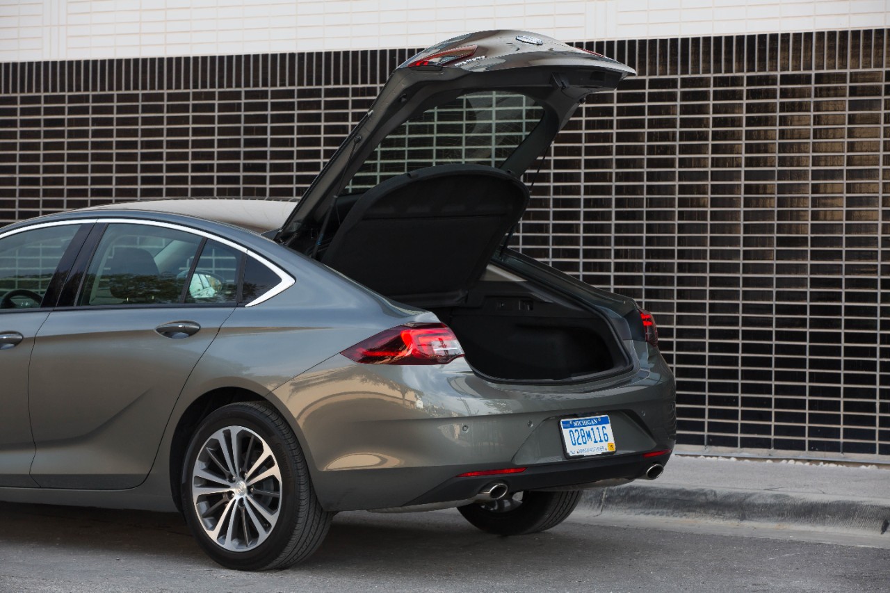 message-editor%2F1517244758243-2018-buick-regal-sportback-061.jpg