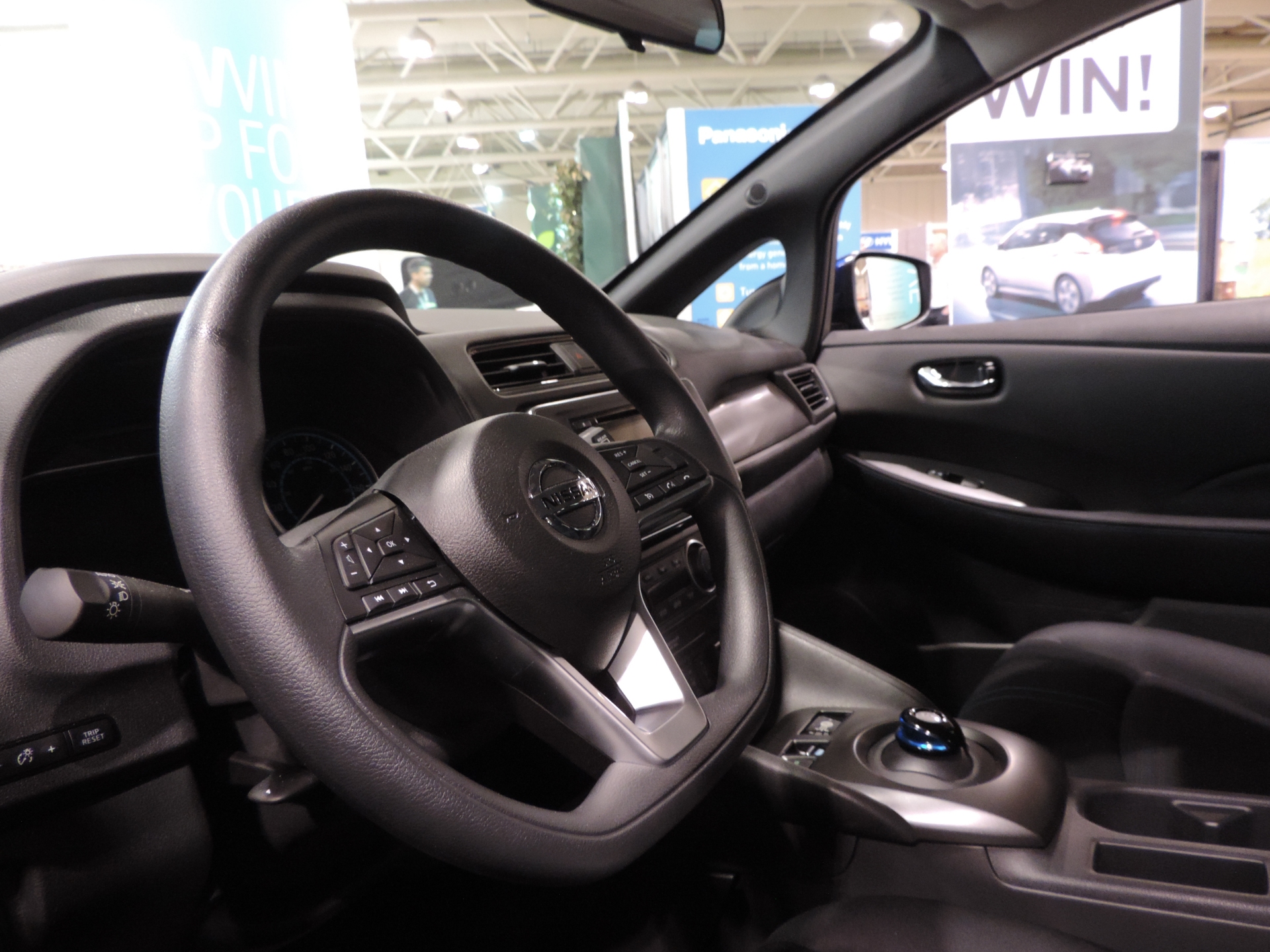 message-editor%2F1523167064331-nissanleaf-greenlivingshow2018-interior.jpg