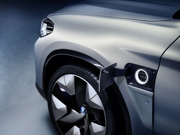 message-editor%2F1524690673345-p90301503_lowres_bmw-concept-ix3-04-2.jpg