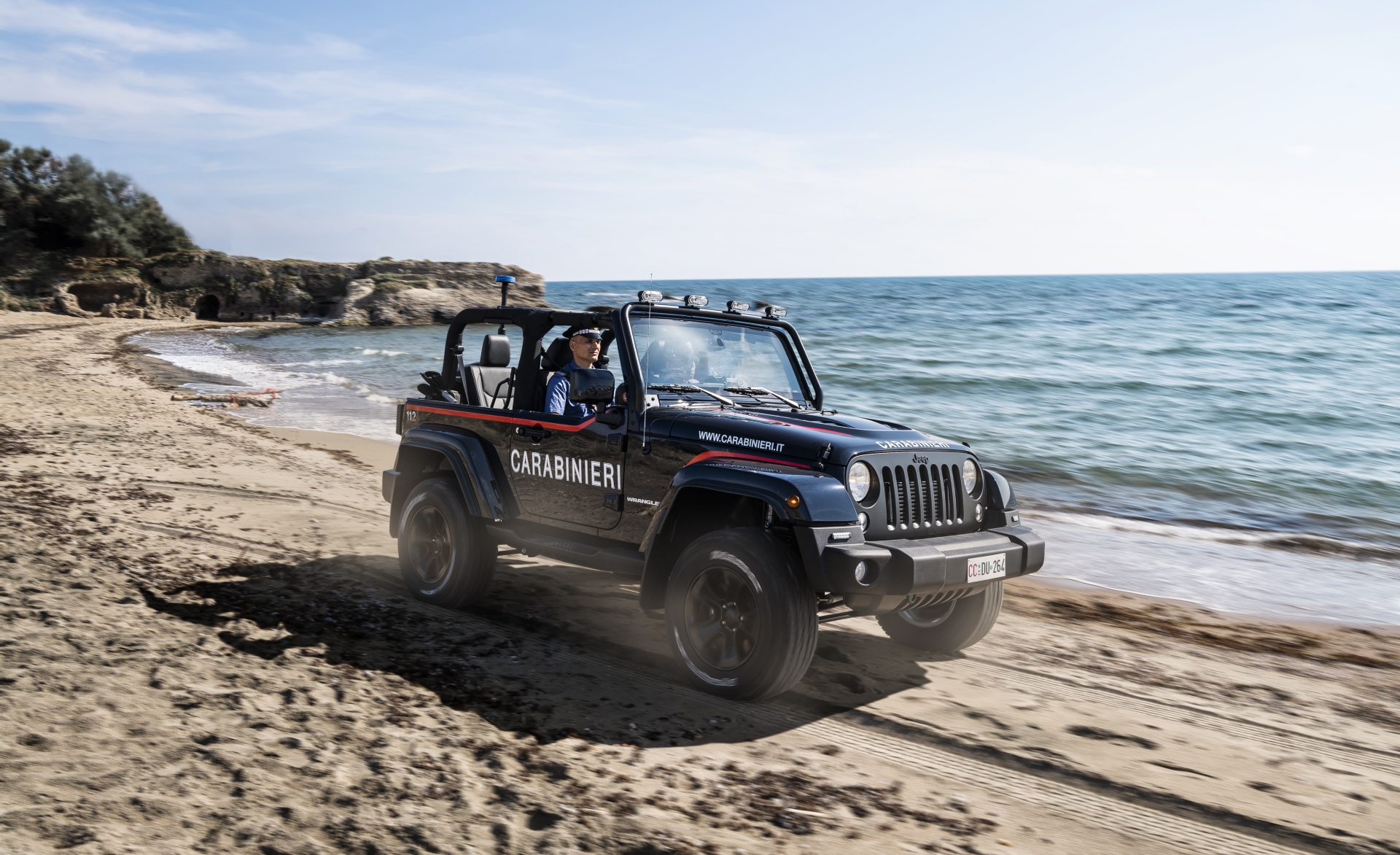 message-editor%2F1530474164214-jeepwranglerjoinsitaliancarabinieripatrollingfleet-frontsideview-beachfront.jpg