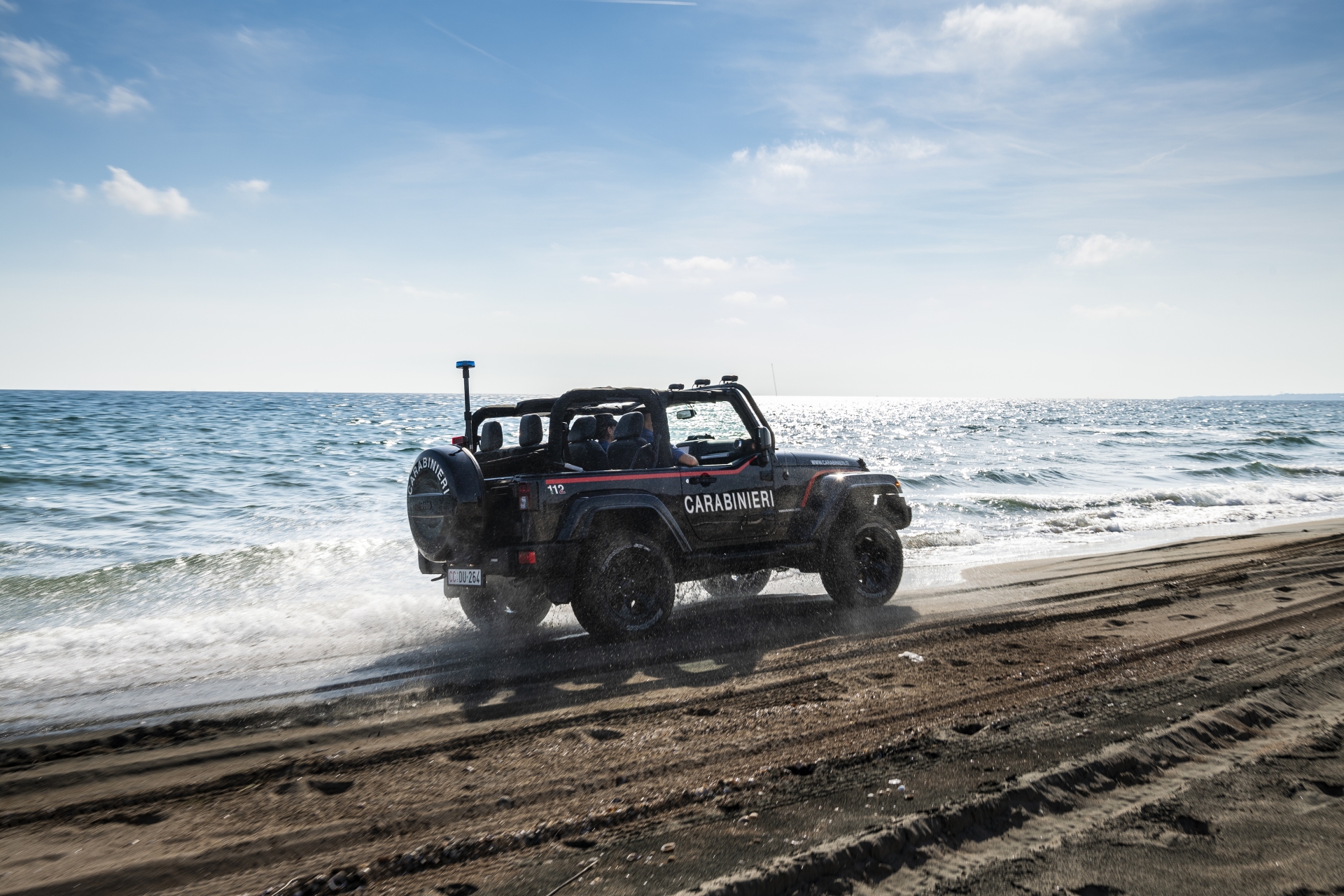 message-editor%2F1530474187591-jeepwranglerjoinsitaliancarabinieripatrollingfleet-rearsideview-beach.jpg