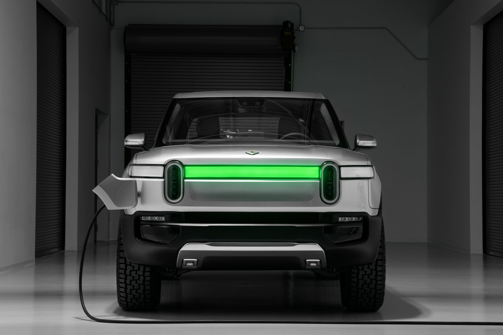 message-editor%2F1543247919035-e.-rivian_r1t_front_charge_indicator-e1543093573538.jpg