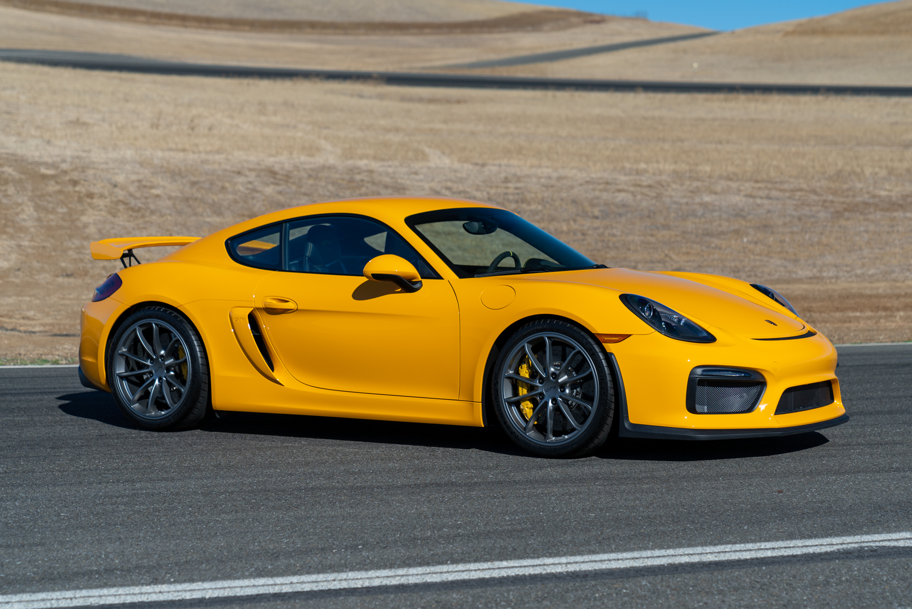 message-editor%2F1549311001598-2016_porsche_cayman_gt4-16_mm.jpg